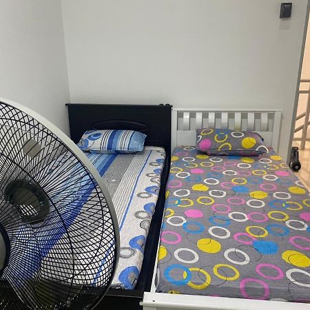 Klia Redza Homestay Kota Warisan Malay Only Sepang Exterior photo