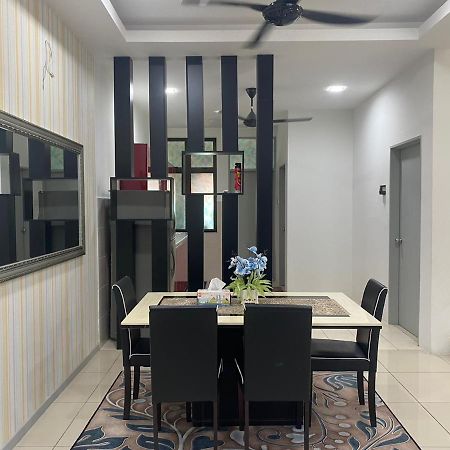 Klia Redza Homestay Kota Warisan Malay Only Sepang Exterior photo