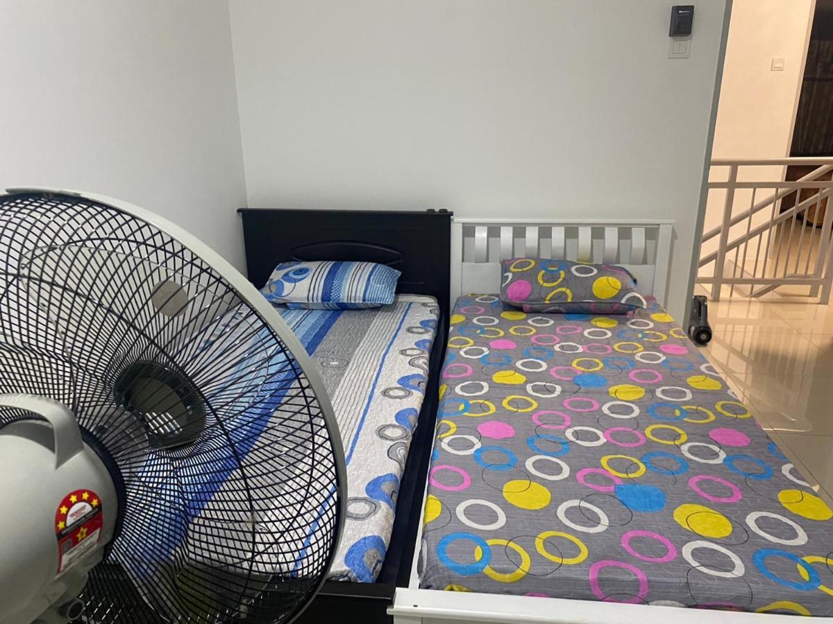 Klia Redza Homestay Kota Warisan Malay Only Sepang Exterior photo