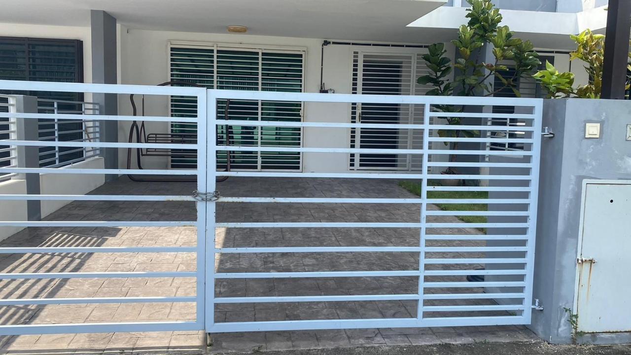 Klia Redza Homestay Kota Warisan Malay Only Sepang Exterior photo
